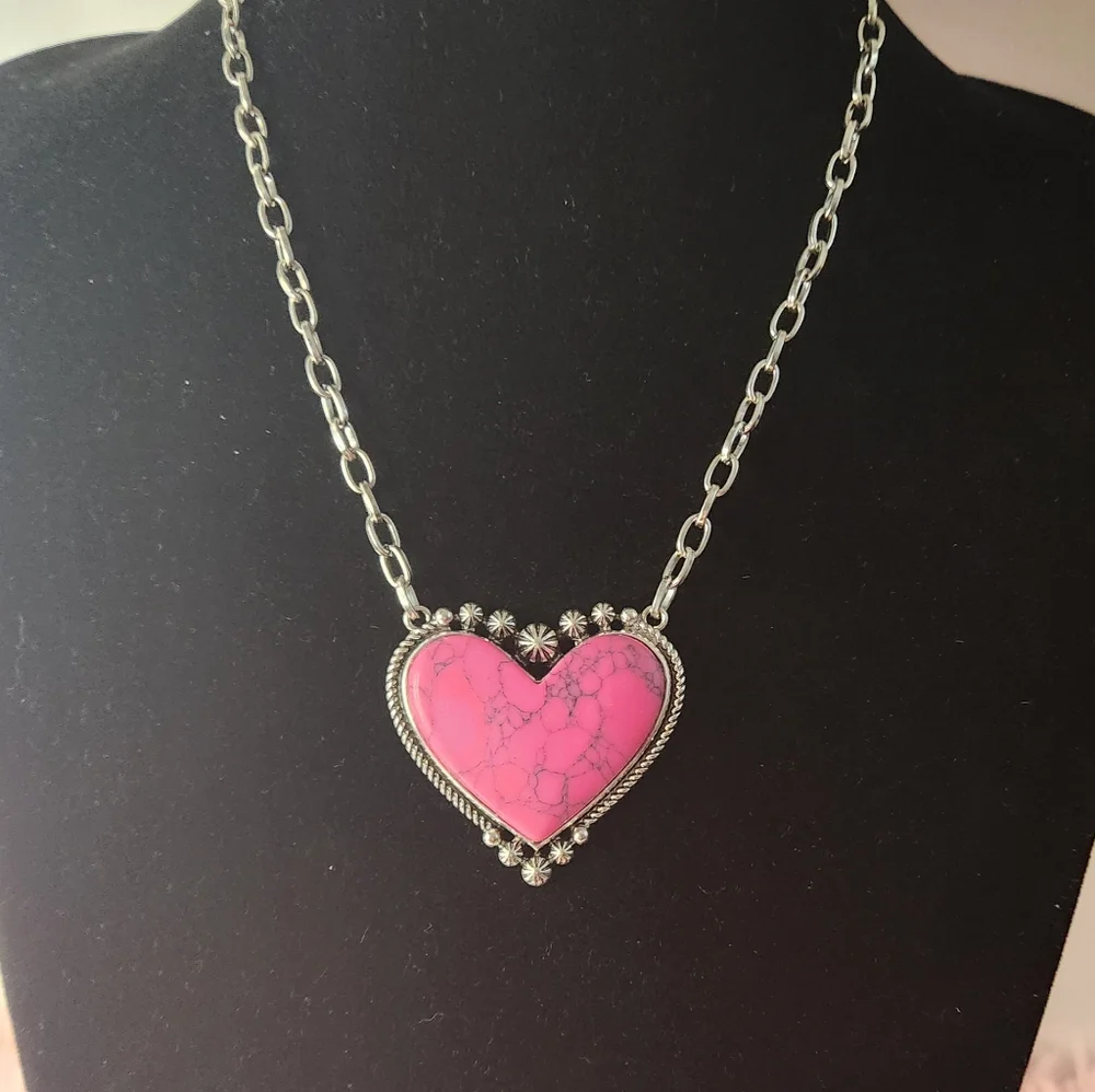 NWOT! Pink & Silver heart necklace. (G44) - Picture 1 of 5